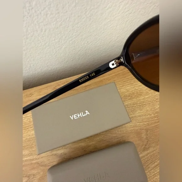 NWT VEHLA Black Oval June Sunglasses with Chocolate Lenses - Picture 5 of 11